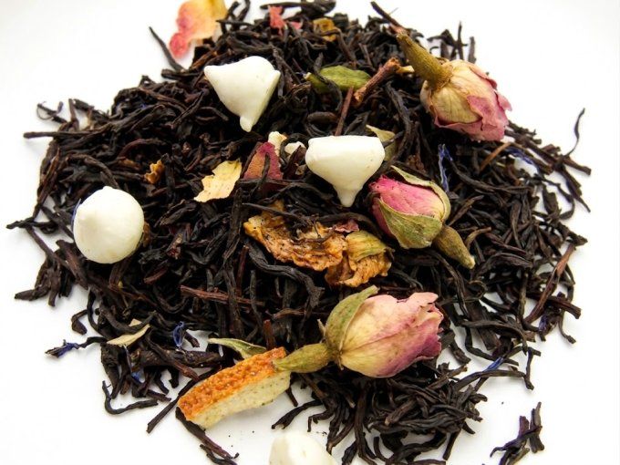 Thé Noir Bouton de Neige – Meringue, Rose & Épices